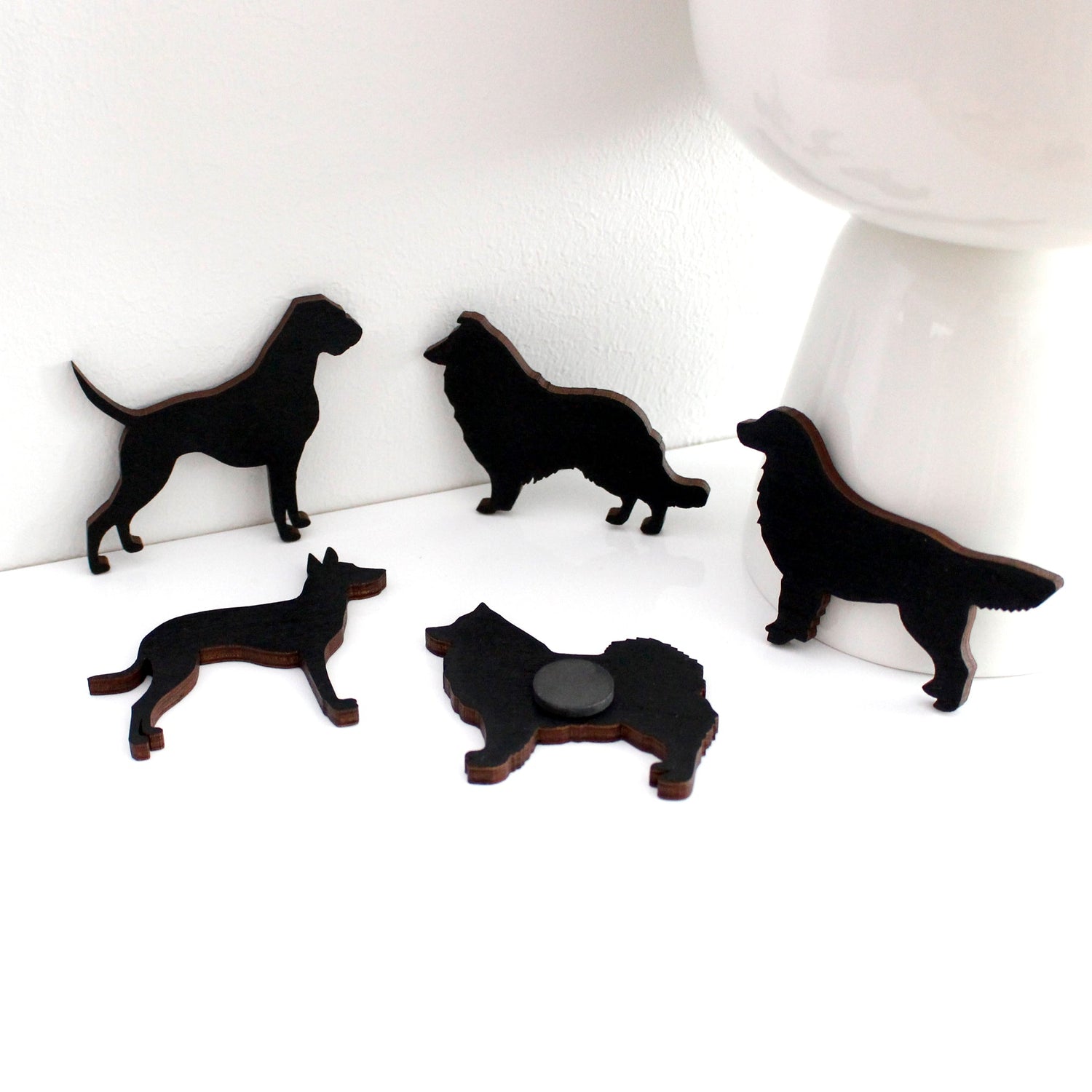 Koira jääkaappimagneetti musta kotimainen koivuvaneri